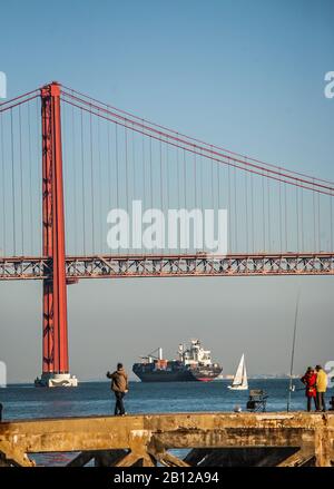 Die Brücke am 25. April ist eine Hängebrücke über den Fluss Tajo in Portugal, die Lissabon und Almada verbindet. Stockfoto