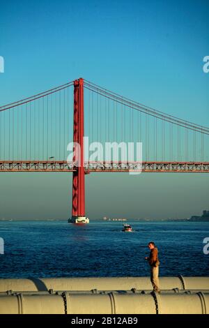 Die Brücke am 25. April ist eine Hängebrücke über den Fluss Tajo in Portugal, die Lissabon und Almada verbindet. Stockfoto