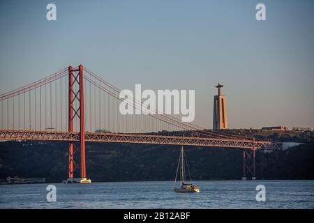 Die Brücke am 25. April ist eine Hängebrücke über den Fluss Tajo in Portugal, die Lissabon und Almada verbindet. Stockfoto