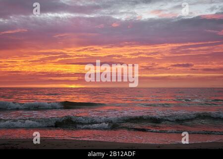 Ostsee am Gespensterwald Nienhagen mit Sonnenuntergang, Ostseebad Nienhagen, Mecklenburg-Vorpommern, Deutschland Stockfoto