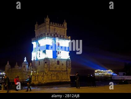 Der Belém-Turm liegt in der Nähe von Lissabon am Fluss Tejo zu Ehren von Vasco da Gama. Es wurde am 06.12.2017 mit finnischer Flagge beleuchtet, als Finnland 100 Jahre war Stockfoto