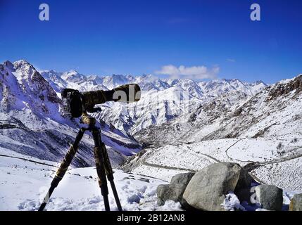 Touristische Expedition auf der Suche nach Schneeleoparden im Ulley Valley. Ladakh. Himalaya. Indien Stockfoto