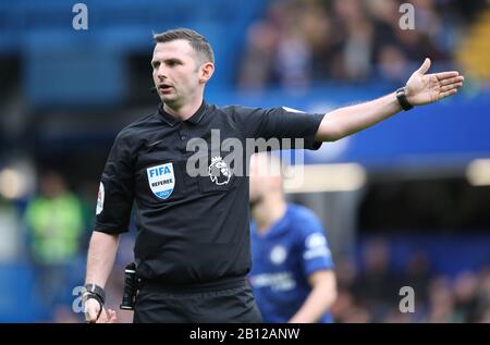 London, Großbritannien. Februar 2020. Schiedsrichter Michael Oliver beim englischen Premier League-Spiel Chelsea gegen Tottenham Hotspur an der Stamford Bridge, London, Großbritannien am 22. Februar 2020. *nur redaktionelle Verwendung, Lizenz für kommerzielle Nutzung erforderlich. Keine Verwendung bei Wetten, Spielen oder einer einzelnen Club-/Liga-/Spielerpublikationen * Gutschrift: Paul Marriott/Alamy Live News Stockfoto
