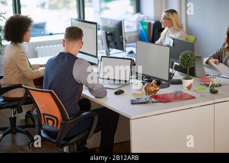 Teamarbeit im Freiraumbüro: Modernes, Business, Freizeit, Arbeit, Kopierraumkonzept Stockfoto