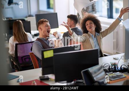 Zufriedene Kollegen, nachdem sie gute Geschäftsnachrichten erhalten haben: Positiv, glücklich, Gefühle, Erfolgskonzept Stockfoto