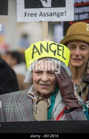 Die britische Modedesignerin Vivienne Westwood nimmt an einer Kundgebung Teil, um sich gegen die Auslieferung des im Gefängnis von Belmarsh befindlichen Julian Assange in die Vereinigten Staaten zu wehren. der marsch war vom Australia House zum Parliament Square in London, Großbritannien Stockfoto