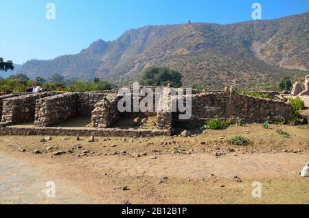 Ruinen von Bhangarh Fort aus dem 17. Jahrhundert im Alwar Village in Rajasthan, Indien Stockfoto