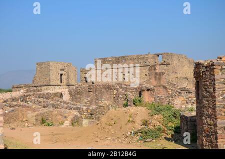 Ruinen von Bhangarh Fort aus dem 17. Jahrhundert im Alwar Village in Rajasthan, Indien Stockfoto