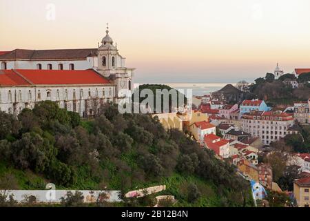 Blick von Miradouro da Senhora do Monte in Graca auf die Kirche Convento de Nossa Sehora, Alfama und Tejo Stockfoto