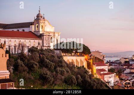 Blick von Miradouro da Senhora do Monte in Graca auf die Kirche Convento de Nossa Sehora, Alfama und Tejo Stockfoto