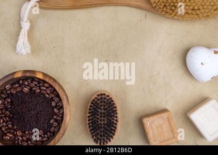 Schönheit, Körperpflege. Spa-Produkte Badezubehör wie natürliches biologisches Antizellulit-Kaffeeschälchen, Holzmassagebürste, Seife, Flat Lay Stockfoto