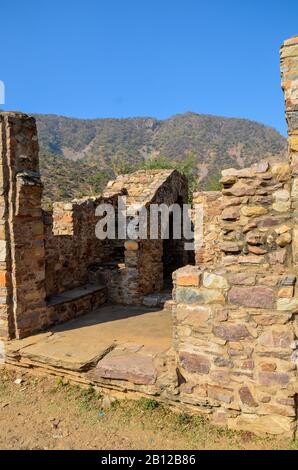 Ruinen von Bhangarh Fort aus dem 17. Jahrhundert im Alwar Village in Rajasthan, Indien Stockfoto