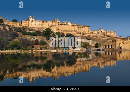 Amer Fort mit Spiegelung im Maotha Lake, Jaipur, Rajasthan, Indien Stockfoto