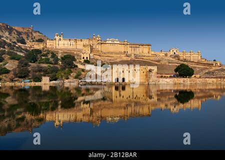 Amer Fort mit Spiegelung im Maotha Lake, Jaipur, Rajasthan, Indien Stockfoto