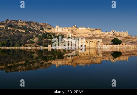 Amer Fort mit Spiegelung im Maotha Lake, Jaipur, Rajasthan, Indien Stockfoto