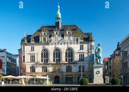 Stadthaus am Marktplatz in Halle mit Händels Denkmal, Halle/Saale, Deutschland Stockfoto