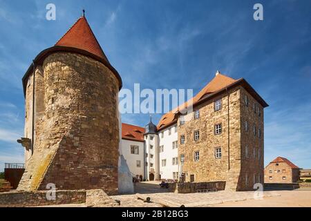 Burghof der Wasserburg Heldrungen mit Münzerturm, Heldrungen, Kyffhäuserkreis, Thüringen, Deutschland Stockfoto