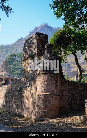 Ruinen von Bhangarh Fort aus dem 17. Jahrhundert im Alwar Village in Rajasthan, Indien Stockfoto