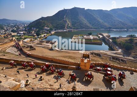 Panoramablick von Amer Fort auf den Maotha See mit Elefanten, die mit Touristen aufsteigen, Jaipur, Rajasthan, Indien Stockfoto