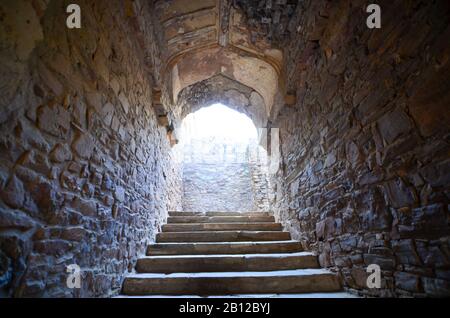 Ruinen von Bhangarh Fort aus dem 17. Jahrhundert im Alwar Village in Rajasthan, Indien Stockfoto