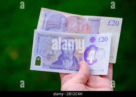 Neue Alte und neue britische 20-Pfund-Polymer-Banknote, die im Februar 2020 in Großbritannien veröffentlicht wurde. Stockfoto