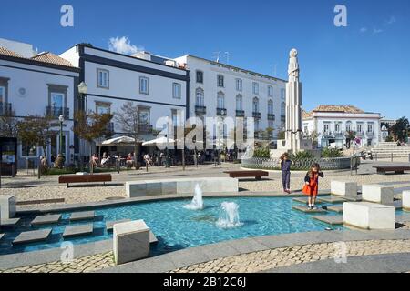 Platz der Republik mit Wasserspiel in Tavira, Faro, Algarve, Portugal Stockfoto