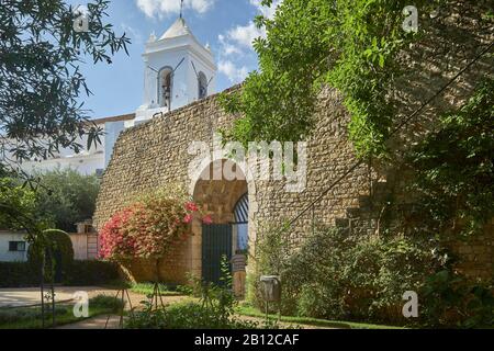 Schloss mit Kirche Santa Maria do Castelo in Tavira, Faro, Algarve, Portugal Stockfoto