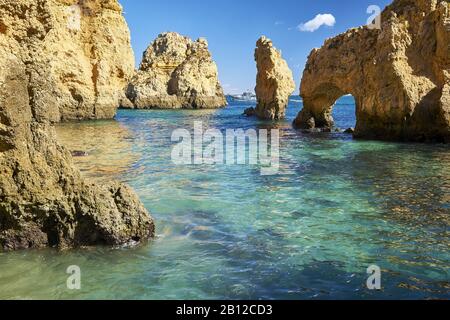 An der felsigen Küste in Ponta da Piedade in der Nähe von Lagos, Algarve, Faro, Portugal Stockfoto