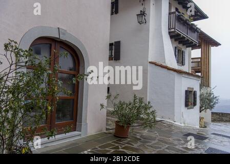 Historische, mittelalterliche Stadt Smartno in Goriska Brda, Slowenien Stockfoto