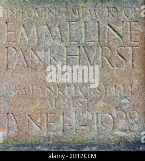 Emmeline Pankhursts Grab auf dem Brompton Cemetery, Old Brompton Road, Kensington, London, SW10. Stockfoto