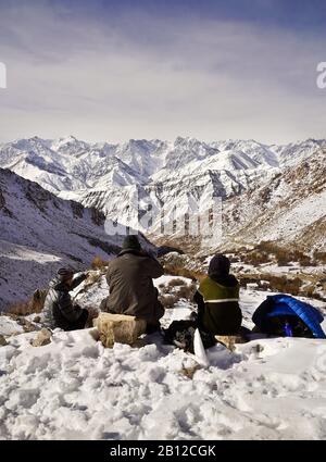 Touristische Expedition auf der Suche nach Schneeleoparden im Ulley Valley. Ladakh. Himalaya. Indien Stockfoto