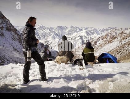 Touristische Expedition auf der Suche nach Schneeleoparden im Ulley Valley. Ladakh. Himalaya. Indien Stockfoto