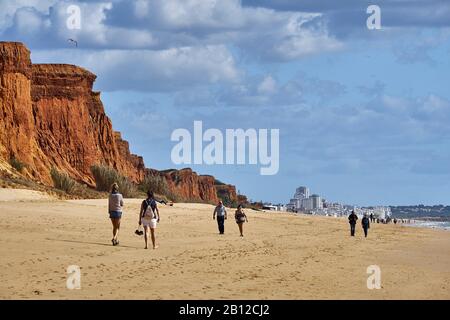 Praia dos Tomaten mit Blick auf Quarteira, Vilamoura, Faro, Algarve, Portugal Stockfoto