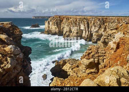 Felsige Küste am Cabo de Sao Vicente mit stürmischer See in der Nähe des Sarges, Algarve, Faro, Portugal Stockfoto