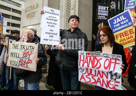 Peter Tatchell (C) wird mit anderen Anhängern des Wikileaks-Gründers Julian Assange gesehen, der außerhalb des Australia House in der Londoner Innenstadt gegen Assanges Auslieferung in die Vereinigten Staaten protestiert, wo er Spionagevorwürfe erheben wird. Die Anhörung zum Auslieferungsverfahren wird am Montag, 24. Februar 2020, vor dem Londoner Crown Court abgehalten. Stockfoto