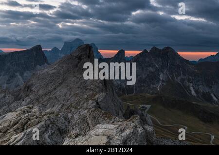 Sonnenaufgang in den Dolomiten am Rifugio Nuvolau mit Blick auf die Civetta, Passo di Giau, Italien Stockfoto