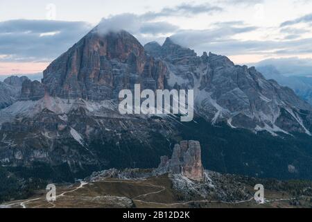 Sonnenaufgang in den Dolomiten am Rifugio Nuvolau mit Blick auf die tofana und den Cinque Torri, Italien Stockfoto