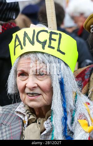 Vivienne Westwood, britische Modedesignerin mit einem "ANGEL"-Stirnband, schließt sich Anhängern des Wikileaks-Gründers Julian Assange an, der außerhalb des Australia House in der Londoner Innenstadt gegen Assanges Auslieferung in die Vereinigten Staaten protestiert, wo er Spionagevorwürfe erheben wird. Die Anhörung zum Auslieferungsverfahren wird am Montag, 24. Februar 2020, vor dem Londoner Crown Court abgehalten. Stockfoto