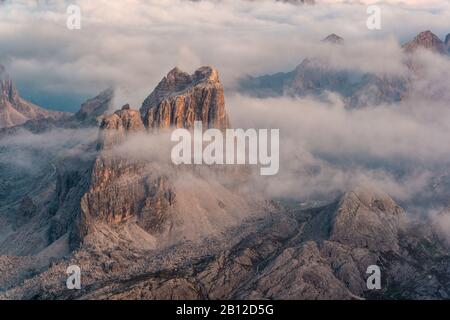 Blick vom Rifugio Lagazuoi (2752 m) auf der Croda Negra, Dolomiten, Cortina d'Ampezzo, Italien Stockfoto