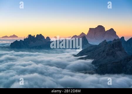 Blick vom Rifugio Lagazuoi (2752 m) mit Blick auf die Croda da Lago, Dolomiten, Cortina d'Ampezzo, Italien Stockfoto