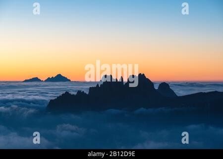 Blick vom Rifugio Lagazuoi (2752 m) mit Blick auf die Croda da Lago, Dolomiten, Cortina d'Ampezzo, Italien Stockfoto