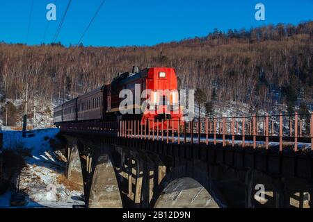 Transsibirische Eisenbahn am Baikalsee, Russland Stockfoto