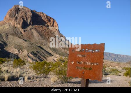 Schild für Tuff Canyon Trail im Big Bend National Park Stockfoto