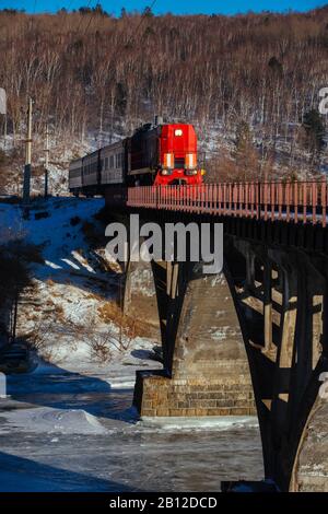 Transsibirische Eisenbahn am Baikalsee, Russland Stockfoto