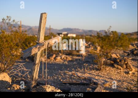 Ein Holzkreuz markiert ein Grab auf dem Terlingua Ghost Town Cemetery in West Texas in der Nähe des Big Bend National Park Stockfoto