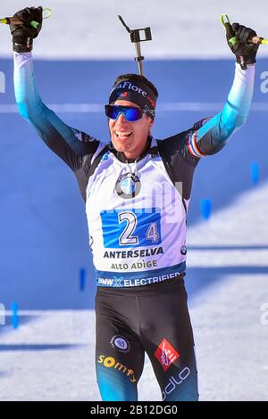 Antholz, Italien. Februar 2020. Quentin fillon maillet (FRA) feiert nach dem Ziel im Rahmen des IBU-Weltcups Biathlon 2020 - 4 x 7,5 Km - Außenrelais, Biathlon in Antholz (BZ), Italien, 22. Februar 2020 Kredit: Unabhängige Fotoagentur Srl/Alamy Live News Stockfoto