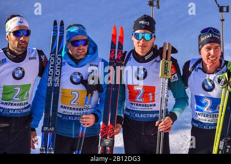 Antholz, Italien. Februar 2020. Aus der Sin. : martin fourcade, simon desthieux, jaquelin emilien und quentin fillon maillet (FRA) feiern nach der Ziellinie für La loro medaglia von oro während der IBU-Weltmeisterschaft Biathlon 2020 - 4 x 7,5 Km - Männerrelais, Biathlon in Antholz (BZ), Italien, 22. Februar 2020 Kredit: Unabhängige Foto-Agentur Srl/Alamy Live News Stockfoto