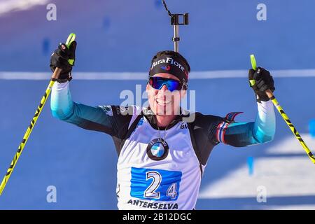 Antholz, Italien. Februar 2020. Quentin fillon maillet (FRA) feiert nach dem Ziel im Rahmen des IBU-Weltcups Biathlon 2020 - 4 x 7,5 Km - Außenrelais, Biathlon in Antholz (BZ), Italien, 22. Februar 2020 Kredit: Unabhängige Fotoagentur Srl/Alamy Live News Stockfoto