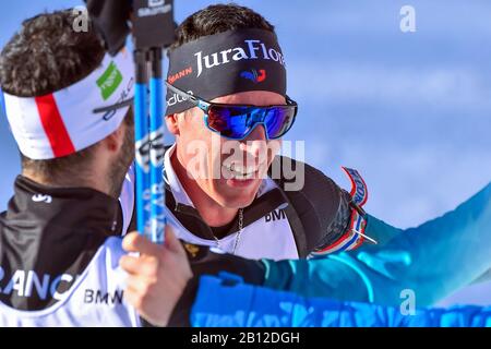 Antholz, Italien. Februar 2020. Quentin fillon maillet (FRA) feiert mit i compagni nach der Ziellinie im Rahmen des IBU-Weltcups Biathlon 2020 - 4 x 7,5 Km - Außenrelais, Biathlon in Antholz (BZ), Italien, 22. Februar 2020 Kredit: Unabhängige Fotoagentur Srl/Alamy Live News Stockfoto