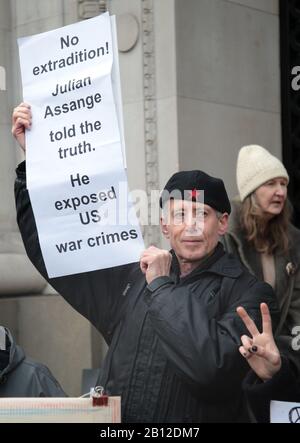 London, Großbritannien. Februar 2020. Aktivist Peter Tatchell protestiert, um die Auslieferung von Julian Assange in die Vereinigten Staaten zu stoppen, weil er am Samstag, 22. Februar 2020, in London Spionagevorwürfe gegen die amerikanische Regierung verübt hat. Der Prozess zur Auslieferung von Julian Assange beginnt am Montag in London am 24. Februar 2020. Foto von Hugo Philpott/UPI Credit: UPI/Alamy Live News Stockfoto